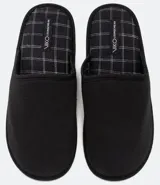 Pantuflas tipo chinela color negro, con forro interno a cuadros.
