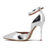 Zapato de tacón alto Vizzano, color dorado metalizado, con punta fina y pulsera tobillera con hebilla.