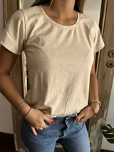 Remera color beige de corte clásico y mangas cortas.