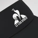 Visera deportiva negra con paneles laterales de malla transpirable y ajuste trasero con tira autoadherente. Logo de Le Coq Sportif en blanco en el frente.