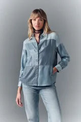 Camisa celeste de tencel con diseño patchwork y lentejuelas transparentes bordadas. Tiene calce recto, cuello camisero y botones metálicos.
