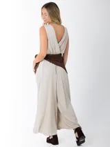 Mono largo de lino italiano color beige, con escote en V y cinto de rafia elastizado incluido y desmontable.
