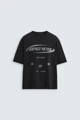 Camiseta negra de corte relaxed fit, cuello redondo y manga corta. Estampado frontal con la frase "Impact Nexus" y otros logos pequeños.