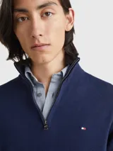 Sweater azul marino de Tommy Hilfiger, confeccionado en mezcla de algodón y cachemira, con cuello alto y cremallera de un cuarto.