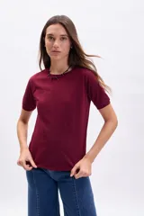 Remera de manga corta color bordó, con cuello redondo y calce holgado.