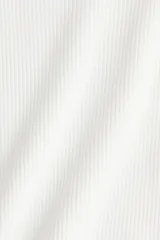 Top corto blanco de punto acanalado suave con escote off-the-shoulder y ajuste entallado.