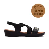 Sandalia de cuero negra con tiras cruzadas, plataforma baja y detalle metálico.