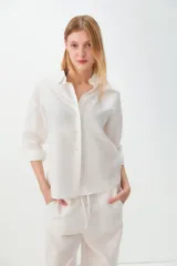 Camisa color crudo de tejido con lino, de calce recto y mangas largas.