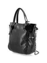 Cartera plateada de cuero texturizado, con doble asa corta y correa larga de cadena.