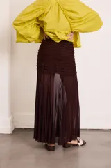 Falda larga marrón con base de tela plisada y largo godet. Confeccionada en gasa y microtul.
