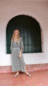 Vestido largo de razo con estampado de espigas, escote en V y mangas 3/4.