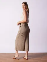 Pantalón capri negro de gasa bambula marca Dictionary. Tiene pretina ancha, pretina trasera elastizada y bolsillos delanteros. El modelo es de pierna ancha e incluye cinturón.