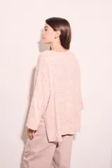 Sweater rosa con mangas acampanadas y cuello redondo. Tejido suave y confortable de algodón, acrílico y lino.
