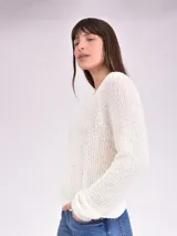 Sweater color crema de tejido de punto con escote en V.
