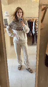 Buzo de lana merino tejido a mano, color beige con cuello alto y diseño de punto jacquard en tonos marrones en la parte superior.