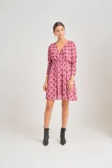 Vestido corto de gasa estampada a lunares terracota sobre fondo rosa. Escote en "V" cruzado y falda acampanada.