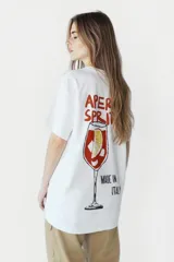Remera blanca de algodón con cuello redondo y estampado de un vaso de Aperol Spritz.