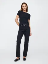 Remera de mujer color crema, de corte ajustado, con cuello redondo y logo de la marca bordado en el pecho.