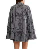 Vestido corto gris con bordados negros, mangas anchas con volados y lazo al cuello.