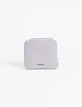Billetera pequeña de cuero vegano de color lila, con cierre y diseño simple.
