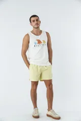 Short de baño celeste liso, con cintura elástica ajustable con cordón negro, dos bolsillos delanteros y uno trasero.