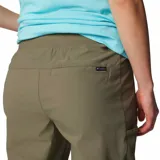 Pantalón de trekking color verde oliva, con cintura elástica, bolsillos laterales con cierre y puños ajustables. Confeccionado con tejido que repele la humedad y protege del sol.