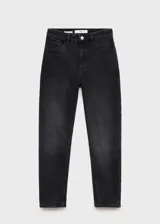 Pantalón de jean negro, tiro alto, corte mom fit, con cinco bolsillos y cierre de cremallera y botón.