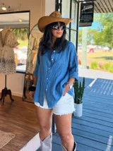 Vestido camisero celeste de lino con botones delanteros.