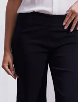 Bermuda negra de gabardina elastizada, marca Zac & Rachel.