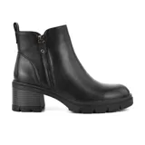 Botas cortas negras de cuero sintético con cierre lateral y taco bajo.