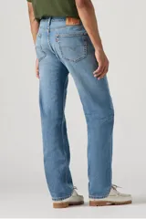 Pantalón de jean celeste, corte recto, tiro medio, con bolsillos delanteros y traseros.