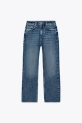 Pantalón de jean color crudo, de tiro alto, corte recto y largo tobillero. Tiene cinco bolsillos, cierre frontal con cremallera y botón metálico.
