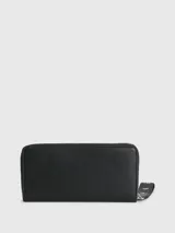 Billetera Calvin Klein negra con cierre de cremallera, correa de muñeca con logo, ocho ranuras para tarjetas, dos billeteros y un bolsillo monedero con cremallera.