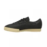 Zapatillas urbanas Lacoste Aura 225 de cuero negro con logo de la marca en dorado y suela color crema.