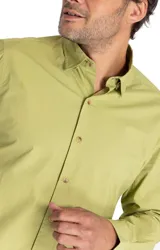 Camisa de manga larga celeste de popelina de algodón orgánico, calce moderno, con cuello clásico, cierre con botones color madera y logo RKF bordado en el puño.