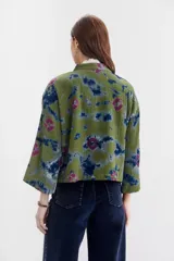 Kimono corto de viscosa crepe con efecto arrugado y estampado tie dye.