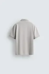 Polo verde oliva de tejido piqué, corte regular fit, cuello solapa con cierre frontal de botonadura y manga corta.