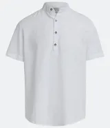 Camisa blanca de lino con cuello mao, manga corta y abotonadura parcial.