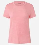 Remera deportiva color salmón con tecnología Dry, mangas cortas y frisos blancos en la espalda.