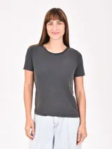 Remera color tostado de corte clásico y mangas cortas.