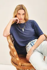 Remera azul de cuello redondo confeccionada en jersey flamé, con efecto gastado y calce oversize.