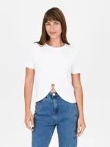 Remera roja de algodón con cuello redondo y detalle de abertura con aro metálico en el bajo.