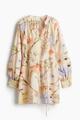 Vestido corto de viscosa con estampado floral, cuello mao fruncido y abertura en V. Tiene corte holgado, cinturón extraíble para atar en la cintura, mangas globo largas de corte raglán con abertura y botón en los puños.