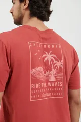 Remera verde de algodón, de corte recto y manga corta.