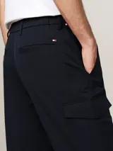 Pantalón cargo azul marino de corte amplio con pierna cónica. Confeccionado en tejido elástico con propiedades antiarrugas y antiolores que absorbe la humedad.