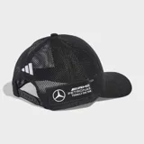 Gorra tipo trucker negra con paneles de malla en la parte trasera y lateral. Presenta visera precurvada y cierre trasero ajustable a presión. El logo de Mercedes-AMG Petronas Formula One Team está bordado en blanco en el panel frontal.