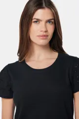 Remera negra de algodón con mangas cortas abullonadas con detalle de broderie.