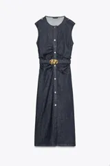 Vestido midi de denim azul oscuro, con cuello redondo y sin mangas. Presenta detalle de frunces en la cintura, cinturón elástico con hebilla dorada y cierre lateral con cremallera oculta. Tiene falsos botones delanteros.