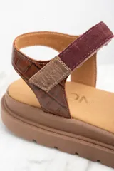 Sandalias de cuero marrón con tiras combinadas en cuero liso y con textura tipo cocodrilo.