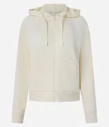 Campera deportiva gris con capucha ajustable con cordón, cierre frontal con cremallera y bolsillos laterales.